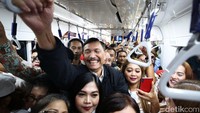 Keberadaan Luhut pun menjadi sasaran banyak warga untuk berfoto bersama.