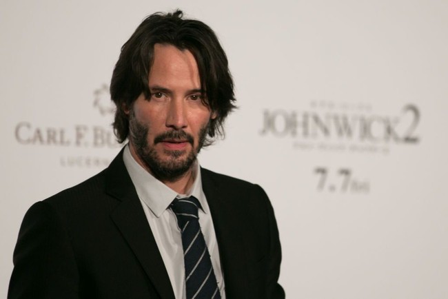 Keanu Reeves dikenal sangat ramah pada siapapun. Seorang kru bercerita saat syuting Matrix, ia bukan tipe selebriti yang datang ke lokasi dan mengurung diri di ruangan saat menunggu giliran adegan yang dilakoninya. Seperti dikutip dari Next Shark, Keanu tak sungkan menanyakan nama setiap kru yang ditemuinya, menyapa dan mengobrol dengan siapapun. Foto: Getty Images