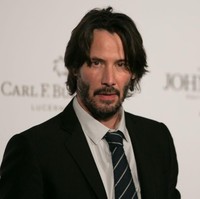 Keanu Reeves dikenal sangat ramah pada siapapun. Seorang kru bercerita saat syuting Matrix, ia bukan tipe selebriti yang datang ke lokasi dan mengurung diri di ruangan saat menunggu giliran adegan yang dilakoninya. Seperti dikutip dari Next Shark, Keanu tak sungkan menanyakan nama setiap kru yang ditemuinya, menyapa dan mengobrol dengan siapapun. Foto: Getty Images