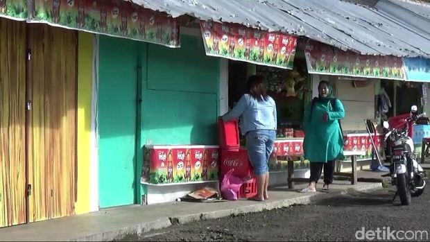 Melihat Dekat Air Menggelontor di Tebing Galunggung yang Bikin Heboh