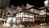 Resor terbagi ke dalam 3 bangunan yang dibangun dalam kurun waktu yang berbeda. Bangunan utama yang menjadi simbol dari Dogo Onsen dibangun pada tahun 1894. (Bonauli/detikcom)