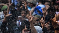 Salam dua jari dari para pendukung Prabowo-Sandi. ANTARA FOTO/Sigid Kurniawan.