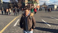 Selain di dalam negeri, Firuza juga gemar traveling ke Moskow di Rusia. Ini fotonya di Red Square berlatar gereja (sharipova_firuza/Instagram)