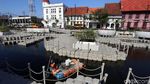 Aksi Petugas Bersihkan Sampah di Kali Besar Kota Tua