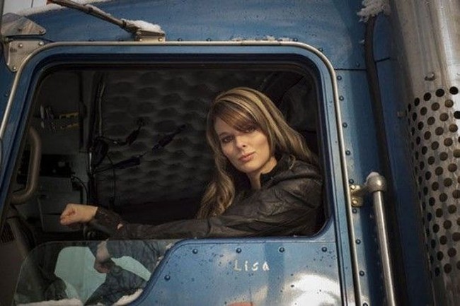 Lisa Kelly merupakan supir truk asal Alaska, Amerika Serikat yang populer dan menjadi selebriti berkat reality show yang dibintanginya Ice Road Truckers. Selama dua tiga musim reality show Ice Road Truckers memperlihatkan perjalanan Lisa dan beberapa pengemudi lainnya menyusuri Fairbanks hingga Deadhorse. Selain itu, Kelly juga membintangi dua musim IRT: Deadliest Roads.  Foto: Dok. Thelisakelly.com