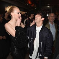 Sudah dua tahun terakhir ini mereka menjalani hubungan sebagai pasangan bertunangan. Usia Sophie ketika dilamar Joe baru 21 tahun. Joe sendiri tujuh tahun lebih tua dari aktris Game of Thrones itu. Sebelumnya, Joe pernah berpacaran dengan Taylor Swift. (Foto: Getty Images)