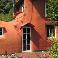 Pria itu bernama Jester. Ia membangun rumah yang terinspirasi dari dongeng berjudul Wanita Tua yang Tinggal di Dalam Sepatu. Bersama istrinya, ia membangun rumah tersebut di kawasan Tasman, New Zealand. Foto: Dok. Jester House