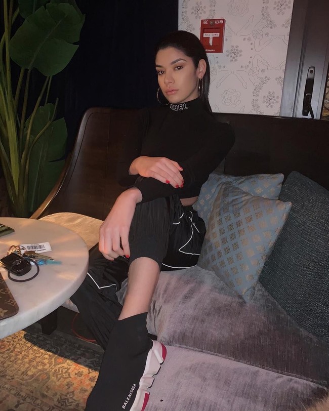 Aku tidak menentang operasi plastik, karena itu membantu banyak orang untuk meningkatkan kepercayaan diri mereka. Tapi aku merasa aku hanya menginginkannya waktu itu untuk bisa lebih diterima orang-orang yang terus saja mengritikku, bukan diriku sendiri, tuturnya. (Foto: Instagram/@barbsantana)