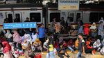 KRL Ngadat, Penumpang Numpuk di Stasiun Tanah Abang