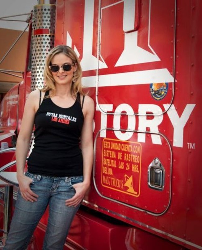 Lisa memulai petulangannya sebagai selebriti dengan membintangi reality show Ice Road Truckers saat usianya 28 tahun. Saat itu dia ingin mendapatkan uang untuk membeli kembali rumahnya yang pernah terpaksa dia jual. Lisa menjadi satu-satunya supir truk wanita di reality show tersebut pada saat itu. Foto: Dok. Thelisakelly.com