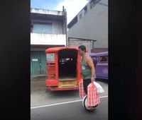Malas Jalan, Pelayan Restoran Ini Antarkan Makanan Pakai Hoverboard