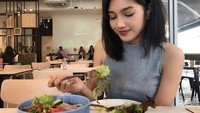 Menyukai makanan sehat. Atikah pun selalu tak melewatkan makan sayuran dalam porsi besar. Foto: Instagram@therealatikahsuhaime