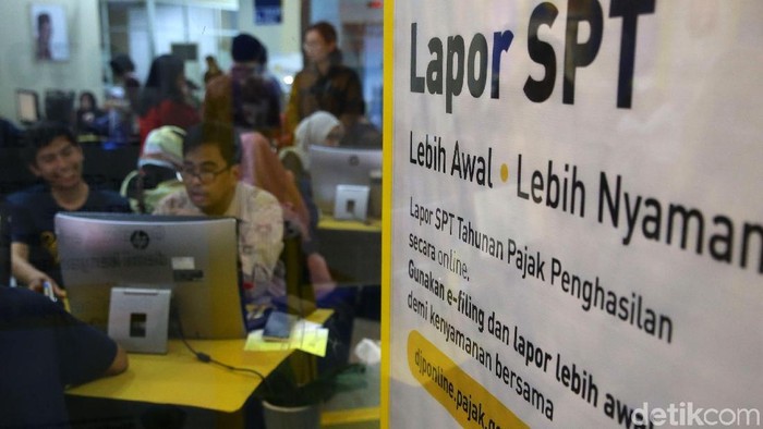 Masyararakat berbondong-bondong membayar SPT di Kantor Pelayanan Pajak Jakarta, Jumat (29/3/2019).