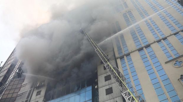 Kebakaran menghanguskan dedung 22 lantai di Dhaka
