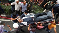 Kepala Kepolisian Dhaka, Asaduzzaman Mia, menuturkan kepada wartawan setempat bahwa sekitar 73 orang lainnya mengalami luka-luka akibat kebakaran itu. Para korban luka kini dirawat di sejumlah rumah sakit di Dhaka. Reuters/Mohammad Ponir Hossain.