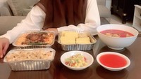 Heidy nampak berpose di depan makanan Timur Tengah yang ia pesan. Ada chicken curry, roti jala, hingga nasi mandi dengan daging kambing yang empuk gurih. Foto: Instagram heidysunan