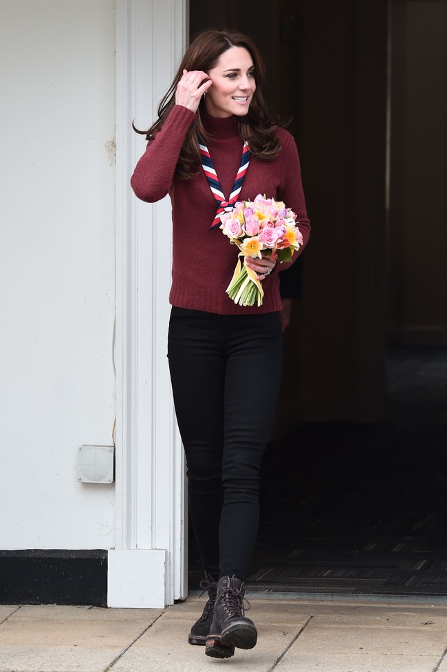 Sebagai bawahan, istri Pangeran William ini mengandalkan skinny jeans yang mengepas di kaki jenjangnya.  Tidak ketinggalan boots berbahan suede dari Chloe. (Foto: Getty Images)