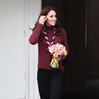 Sebagai bawahan, istri Pangeran William ini mengandalkan skinny jeans yang mengepas di kaki jenjangnya.  Tidak ketinggalan boots berbahan suede dari Chloe. (Foto: Getty Images)