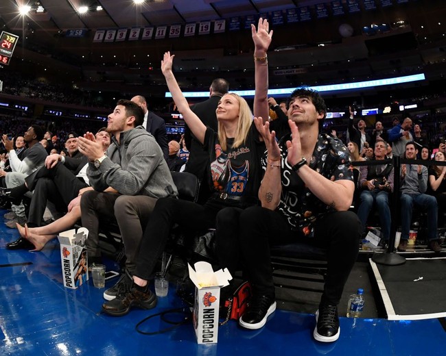 Bagi sejoli ini, kencan yang ideal tak melulu harus makan malam romantis. Nonton pertandingan basket NBA juga menjadi salah satu cara Joe dan Sophie menghabiskan waktu berduaan. (Foto: Getty Images)