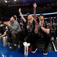 Bagi sejoli ini, kencan yang ideal tak melulu harus makan malam romantis. Nonton pertandingan basket NBA juga menjadi salah satu cara Joe dan Sophie menghabiskan waktu berduaan. (Foto: Getty Images)