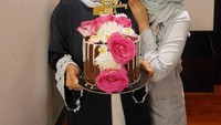 Kue yang ini spesial karena Salmafina memberikan langsung pada Heidy. Wah, cantik banget ya? Foto: Instagram heidysunan