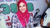 Wah, bukan cuma kamu kok yang doyan pecel ayam pinggir jalan, Gal Gadot juga suka. Ini buktinya! Foto: Instagram indra.hakim