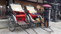 Kamu yang mau berkeliling dengan becak orang juga bisa lho. Becak ini ditarik oleh tenaga manusia dan ngetem di depan Dogo Onsen dari pagi sampai malam. (Bonauli/detikcom)