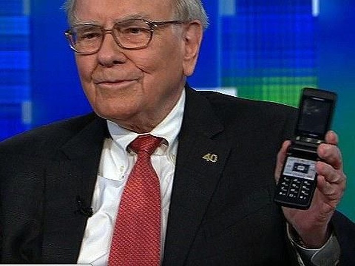 Warren Buffett dengan ponsel jadul miliknya