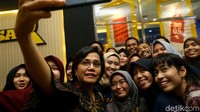 Di sela kunjungannya Sri Mulyani tak lupa mengajak para pengunjung untuk foto bersama.