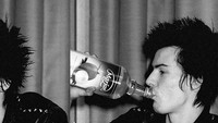 yg halal-halal aja ya kan, tulis Indra. Sid Vicious jadinya malah minum sirup bukannya minum minuman beralkohol. Hihi Foto: Instagram indra.hakim