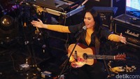 Sheryl Sheinafia tampil di acara dHOT Music Day 2019 di Trans Studio Mall di Denpasar, Bali pada Jumat (29/3).