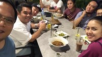 Pernah berduet dengan Sule, wanita yang dijuluki dengan Ratu Smule ini juga terlihat asyik menikmati makanan bersama teman-teman. Foto: Instagram@babyshimaofficial