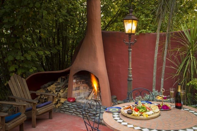 Tak hanya berbentuk sepatu, Jester juga membuat konsep yang menarik untuk tamu yang menginap. Di sana, tidak ada internet dan TV. Ruangannya pun hanya cukup untuk berdua. Foto: Dok. Jester House