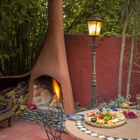 Tak hanya berbentuk sepatu, Jester juga membuat konsep yang menarik untuk tamu yang menginap. Di sana, tidak ada internet dan TV. Ruangannya pun hanya cukup untuk berdua. Foto: Dok. Jester House