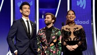 Selain itu ia juga tampil di atas panggung untuk memberikan sebuah penghargaan. Matt Winkelmeyer/Getty Images for GLAAD