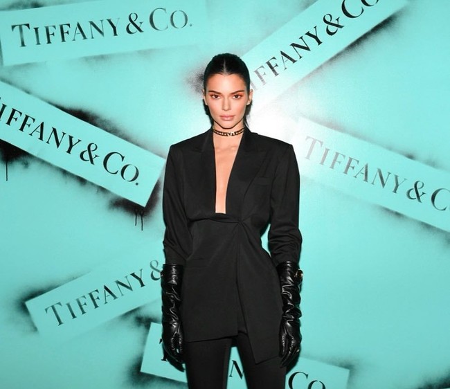 Ketika Kendall Jenner memakai legging, ia membuatnya sangat fashionable. Kendall membuat legging layak ada di acara formal dengan atasan blazer berpotongan asimetris dan sarung tangan kulit. Foto: Dok. Instagram/KendallJenner