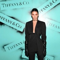 Ketika Kendall Jenner memakai legging, ia membuatnya sangat fashionable. Kendall membuat legging layak ada di acara formal dengan atasan blazer berpotongan asimetris dan sarung tangan kulit. Foto: Dok. Instagram/KendallJenner