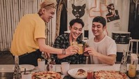 Berlibur ke Canggu, Bali. Nam bersama teman-temannya terlihat asyik menyantap hidangan pizza, dengan minuman buah segar untuk melepas dahaga. Foto: Instagram @freshnam219