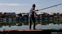 Beberapa terlihat asyik memancing.