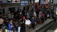 Seperti diketahui, gangguan KRL di kawasan Petamburan terjadi pukul 12.10 WIB. Perjalanan KRL dari Stasiun Tanah Abang menuju Pal Merah pun terhenti. Hingga kini pihak KCI tengah berusaha memperbaiki kerusakan KRL tersebut.