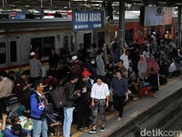 Operasi Perdana DDT Bikin Jadwal KRL Terganggu