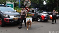 Anjing pelacak juga sudah mulai dikerahkan untuk menyisir kawasan hotel Shangri-La Jakarta.