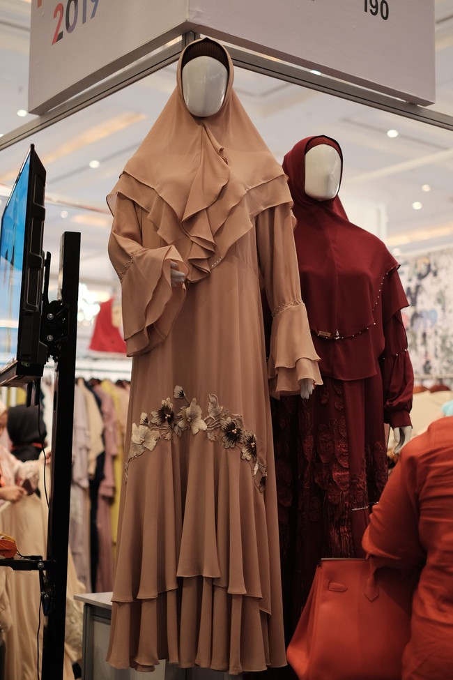 Dari sekian banyak booth, busana muslim syari sangat banyak ditemukan. Beragam jenis brand syari dari berbagai kota seperti Bandung hingga Jakarta siap menawarkan busana muslim yang santun nan modis.  Foto: Silmia Putri/Wolipop