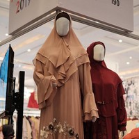 Dari sekian banyak booth, busana muslim syari sangat banyak ditemukan. Beragam jenis brand syari dari berbagai kota seperti Bandung hingga Jakarta siap menawarkan busana muslim yang santun nan modis.  Foto: Silmia Putri/Wolipop
