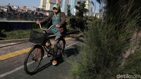 Sejumlah warga tengah melakukan aktivitas di kawasan Danau Sunter.