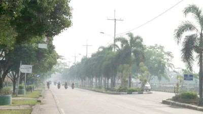 Asap Tipis Selimuti Kota Dumai Imbas Kebakaran Hutan dan Lahan