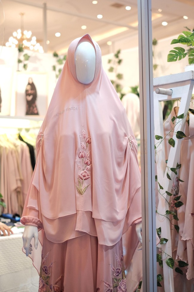 Perhelatan Indonesia Fashion Week (IFW) 2019 digelat 20-31 Maret 2019 di Jakarta Convention Center, Jakarta Pusat. Selain menampilkan fashion show, acara tersebut juga menyajikan bazaar. Spesialnya, ada satu ruangan khusus yang berisi booth khusus busana muslim. Foto: Silmia Putri/Wolipop