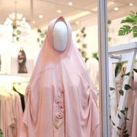 Perhelatan Indonesia Fashion Week (IFW) 2019 digelat 20-31 Maret 2019 di Jakarta Convention Center, Jakarta Pusat. Selain menampilkan fashion show, acara tersebut juga menyajikan bazaar. Spesialnya, ada satu ruangan khusus yang berisi booth khusus busana muslim. Foto: Silmia Putri/Wolipop