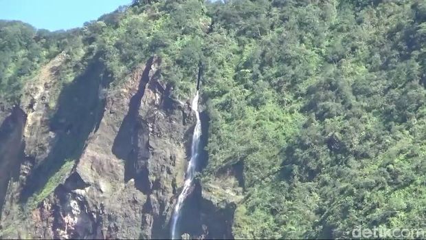 Melihat Dekat Air Menggelontor di Tebing Galunggung yang Bikin Heboh