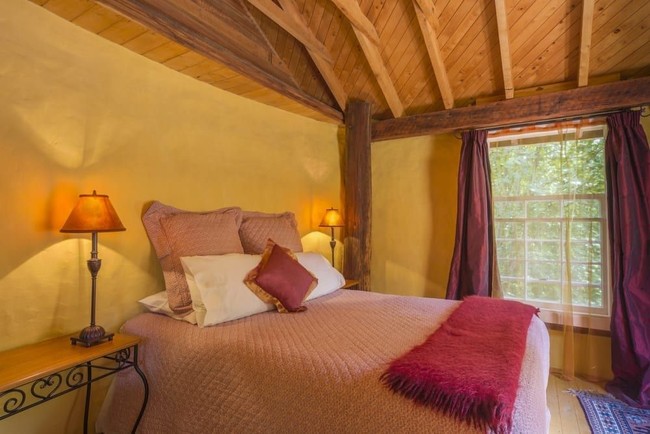 Bagian atas sepatu boots menjadi kamar di lantai dua rumah ini. Selain itu, ada teras di bagian belakang rumah yang sangat cozy untuk sekedar bersenda gurau. Tertarik untuk tinggal di Jester House? Foto: Dok. Jester House